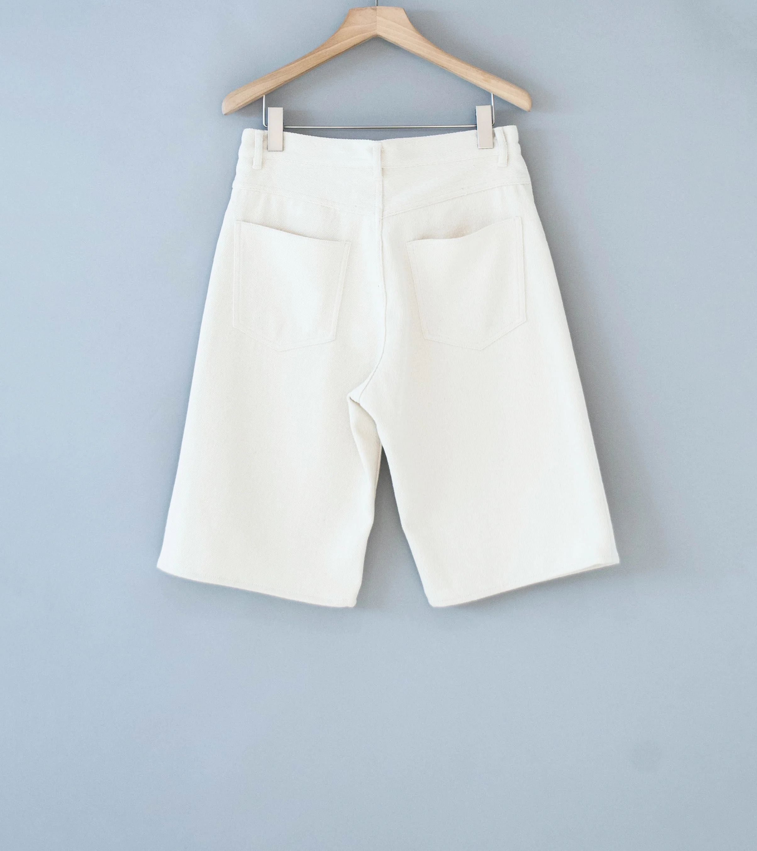 Auralee 'Silk Nep Denim 5P Wide Shorts' (Ivory White) - Image 5
