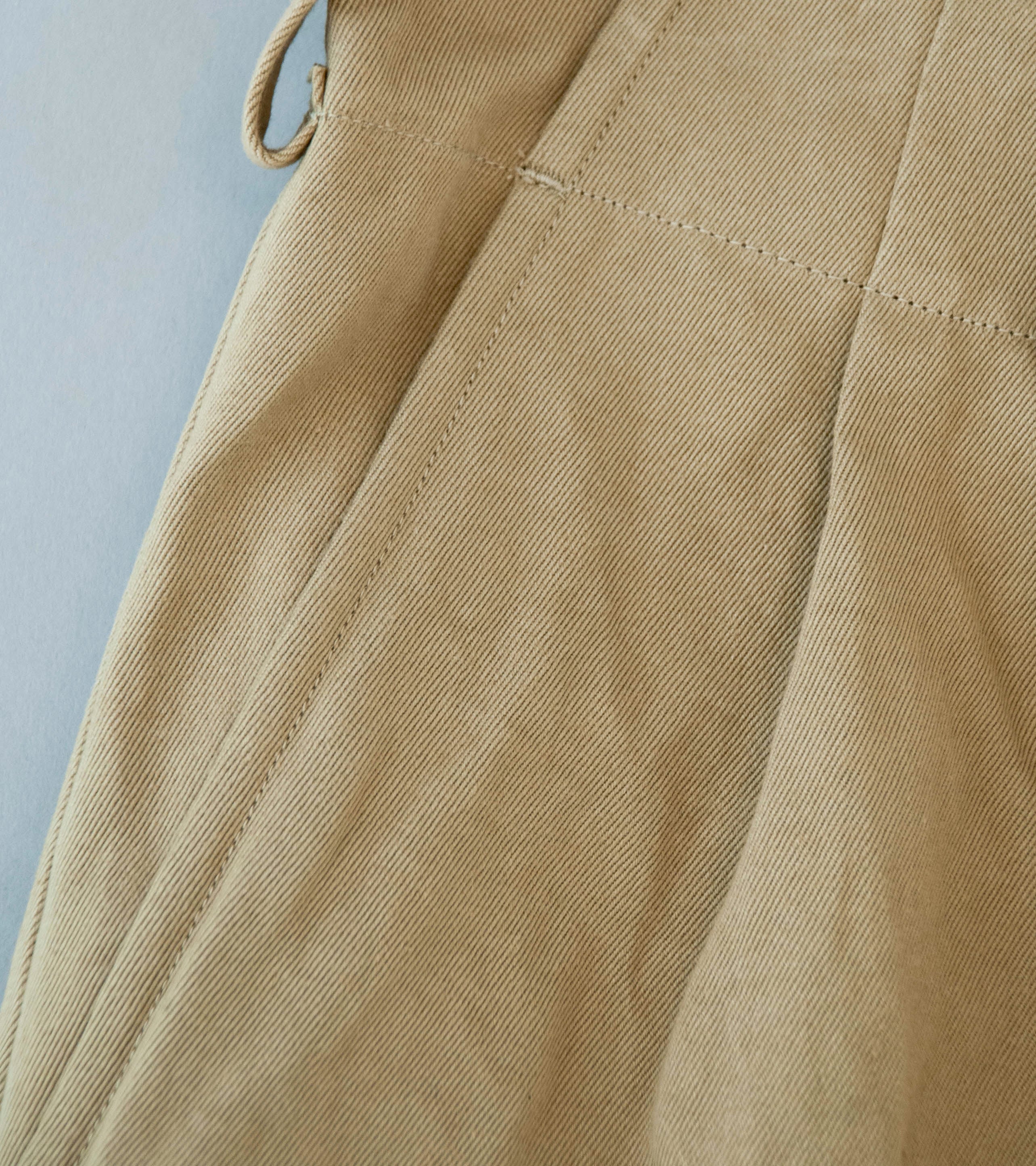 Evan Kinori 'Two Pleat Short' (Khaki Natural Gallnut Dye Cotton Washi Twill) - Image 3