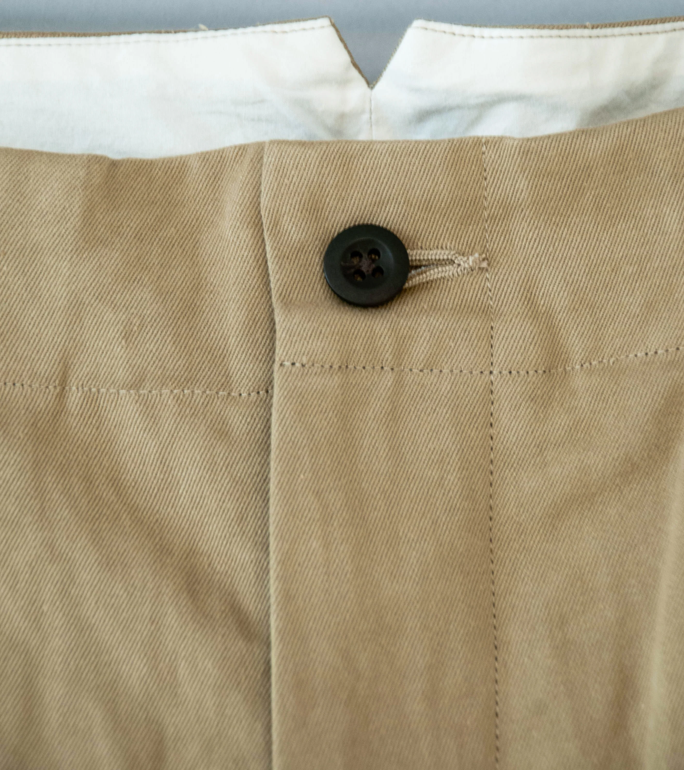 Evan Kinori 'Two Pleat Short' (Khaki Natural Gallnut Dye Cotton Washi Twill) - Image 4