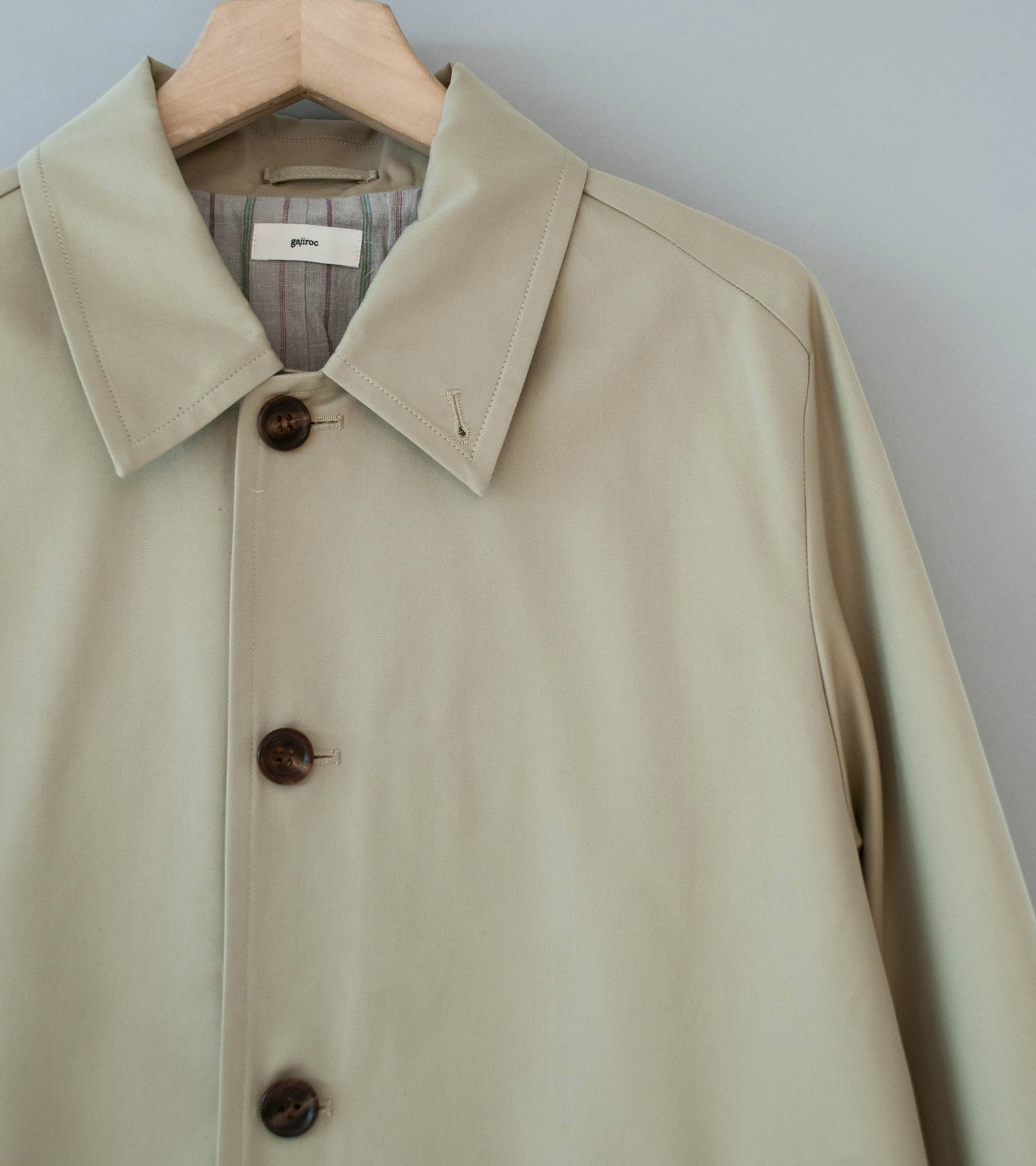 Gajiroc 'Cotton Silk Gabardine Saddle Shoulder Coat' (Khaki) - Image 6