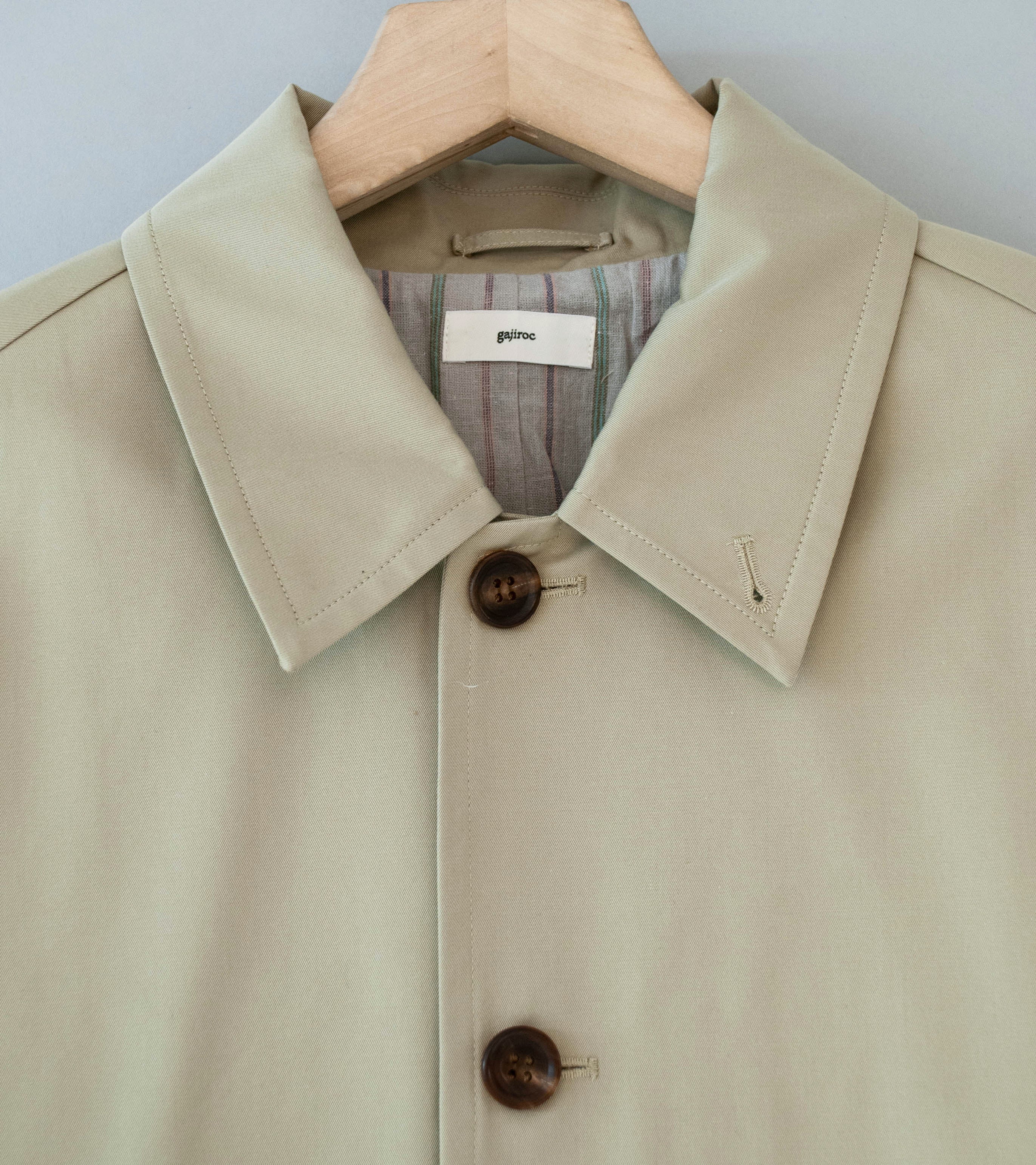 Gajiroc 'Cotton Silk Gabardine Saddle Shoulder Coat' (Khaki) - Image 9