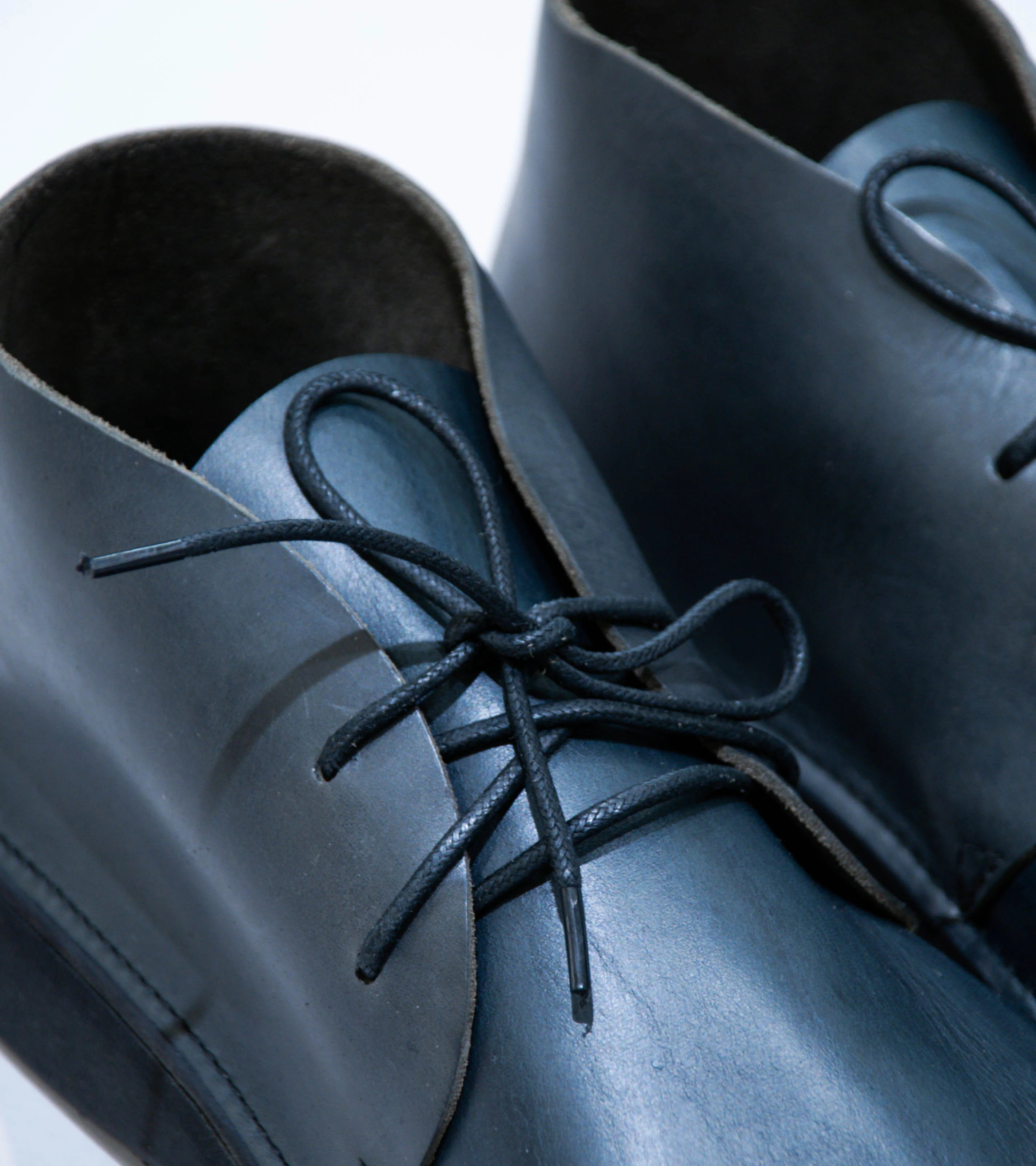 MAN-TLE 'R0 V2 Aurora High' (Midnight Horween) - Image 3