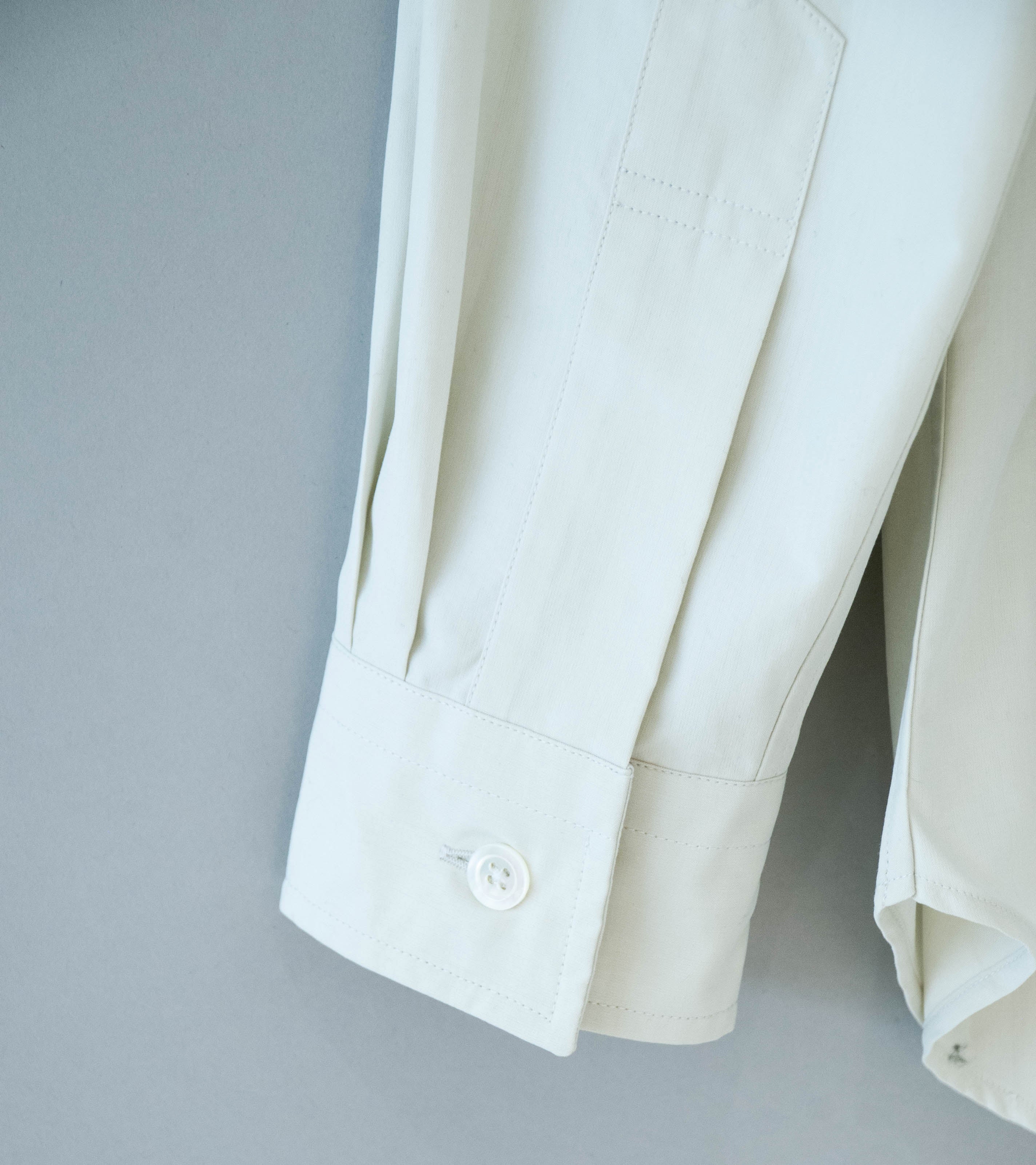 Margaret Howell 'Odd Pocket Shirt' (Parchment Yarn Dye Cotton Poplin) - Image 8